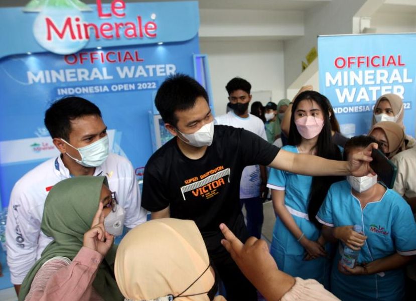 Hendra Setiawan dan Mohammad Ahsan melayani permintaan foto para penggemar dalam acara jumpa fans yang diselenggarakan Le Minerale di Istora Senayan, Jakarta, beberapa waktu lalu.