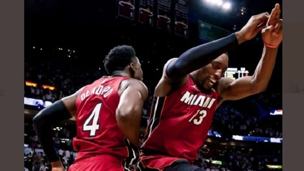 Selebrasi Victor Oladipo (kiri) dan Bam Adebayo (kanan) setelah berhasil membawa Miami Heat mengatasi perlawanan Atlanta Hawks pada game kelima babak pertama NBA Playoff 2022 wilayah timur pada Rabu (27/4/2022) WIB.