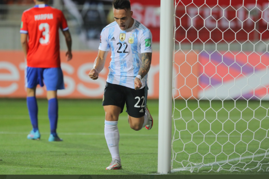 Penyerang Argentina, Lautaro Martinez merayakan golnya ke gawang Chile, Jumat (28/1/2022).
