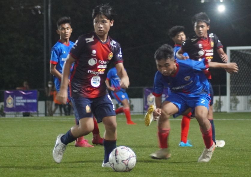 Para pemain ASIOP dan Bogor City sedang berduel di babak semifinal Liga TopSkor U-14 divisi utama.