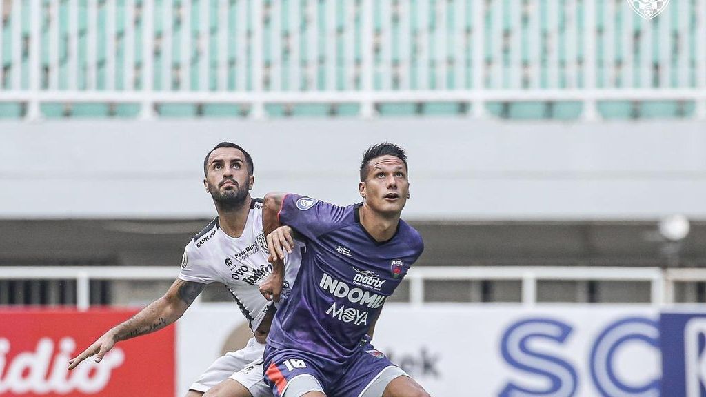 Rafael Maitimo (kanan) berduel dengan gelandang Bali United, Brwa Nouri, Jumat (24/9/2021) sore.