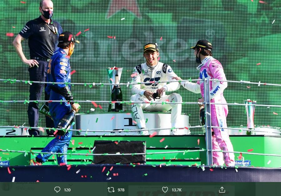 Pierre Gasly (putih), Carlos Sainz Jr (biru), dan Lance Stroll (merah muda) merayakan podium di F1 GP Italia 2020, Minggu (6/9/2020).