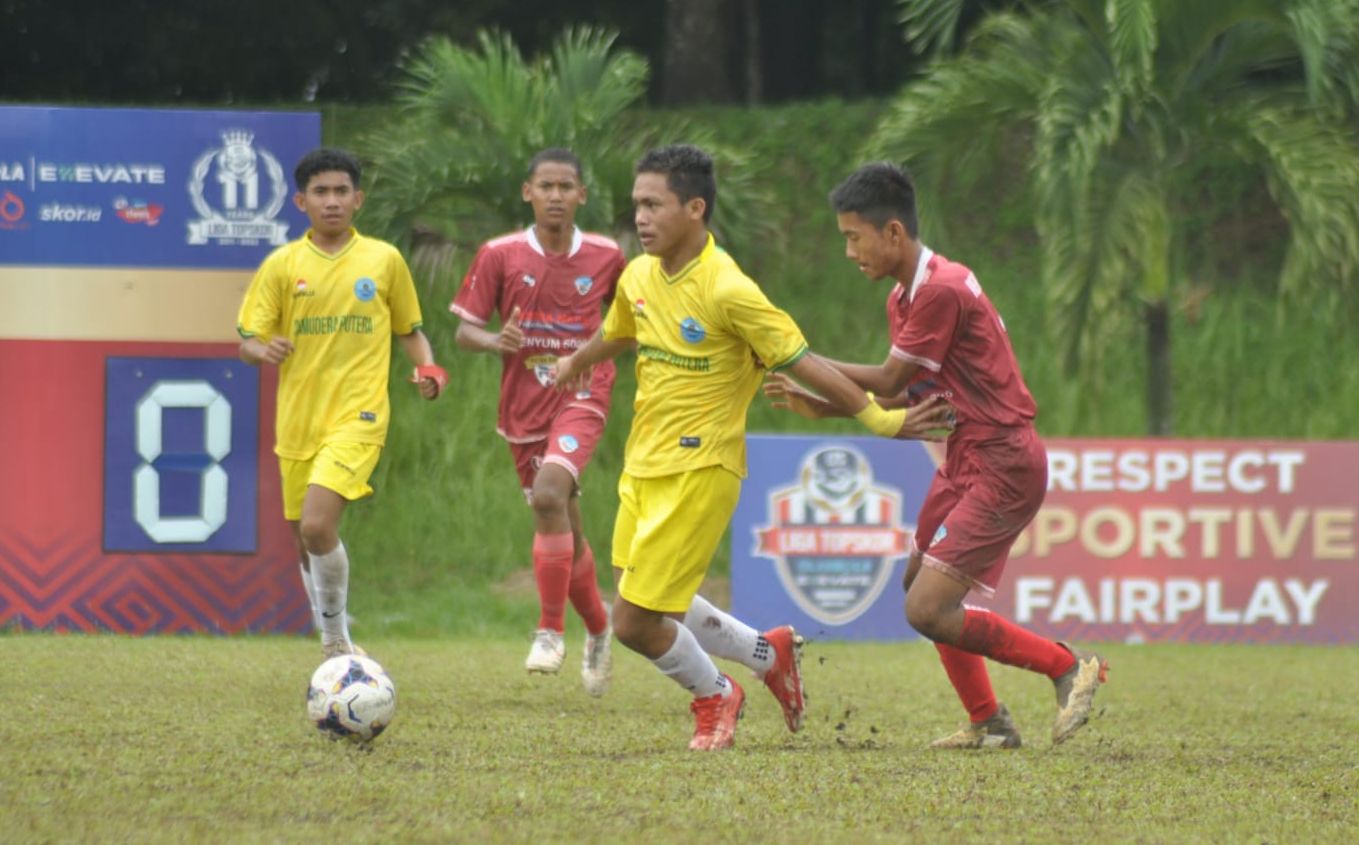 Pertandingan Revolution Soccer (merah) melawan Samudera Putera (kiri) pada pekan keempat Liga TopSkor U-15 2022-2023.