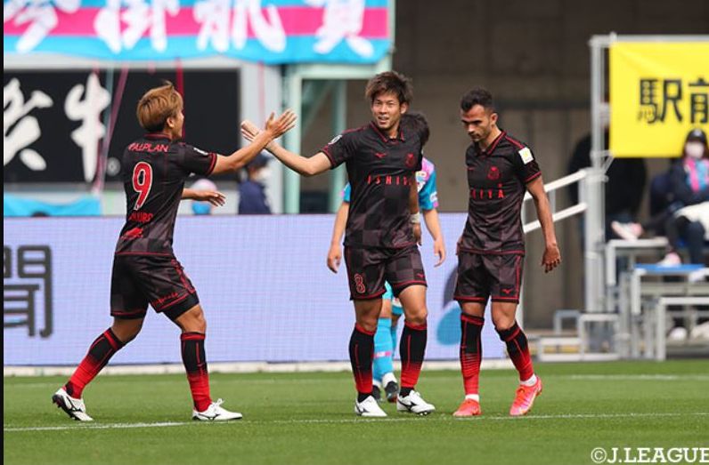 Para pemain Hokkaido Consadole Sapporo merayakan gol ke gawang Sagan Tosu dalam laga J. League Cup 2021, Sabtu (27/3/2021).