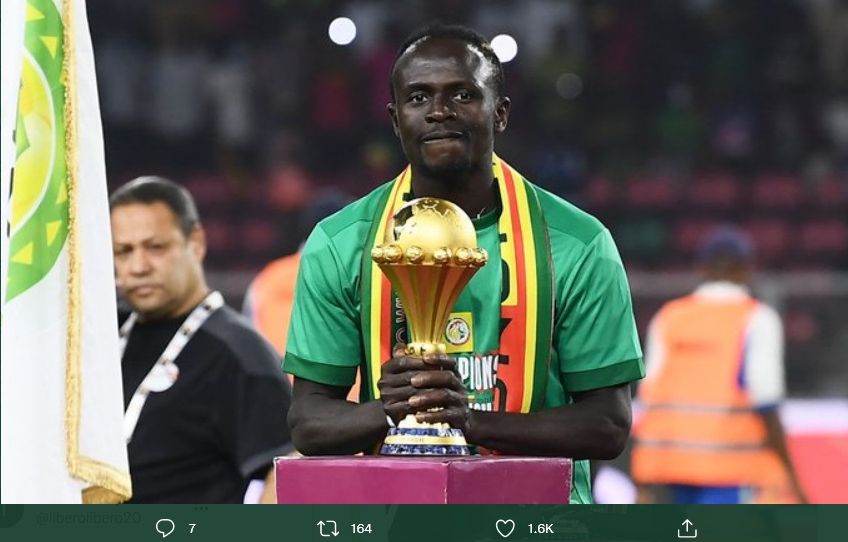 Sadio Mane dengan trofi Piala Afrika 2021 yang diraihnya untuk timnas Senegal, Senin (7/2/2022) dini hari WIB.