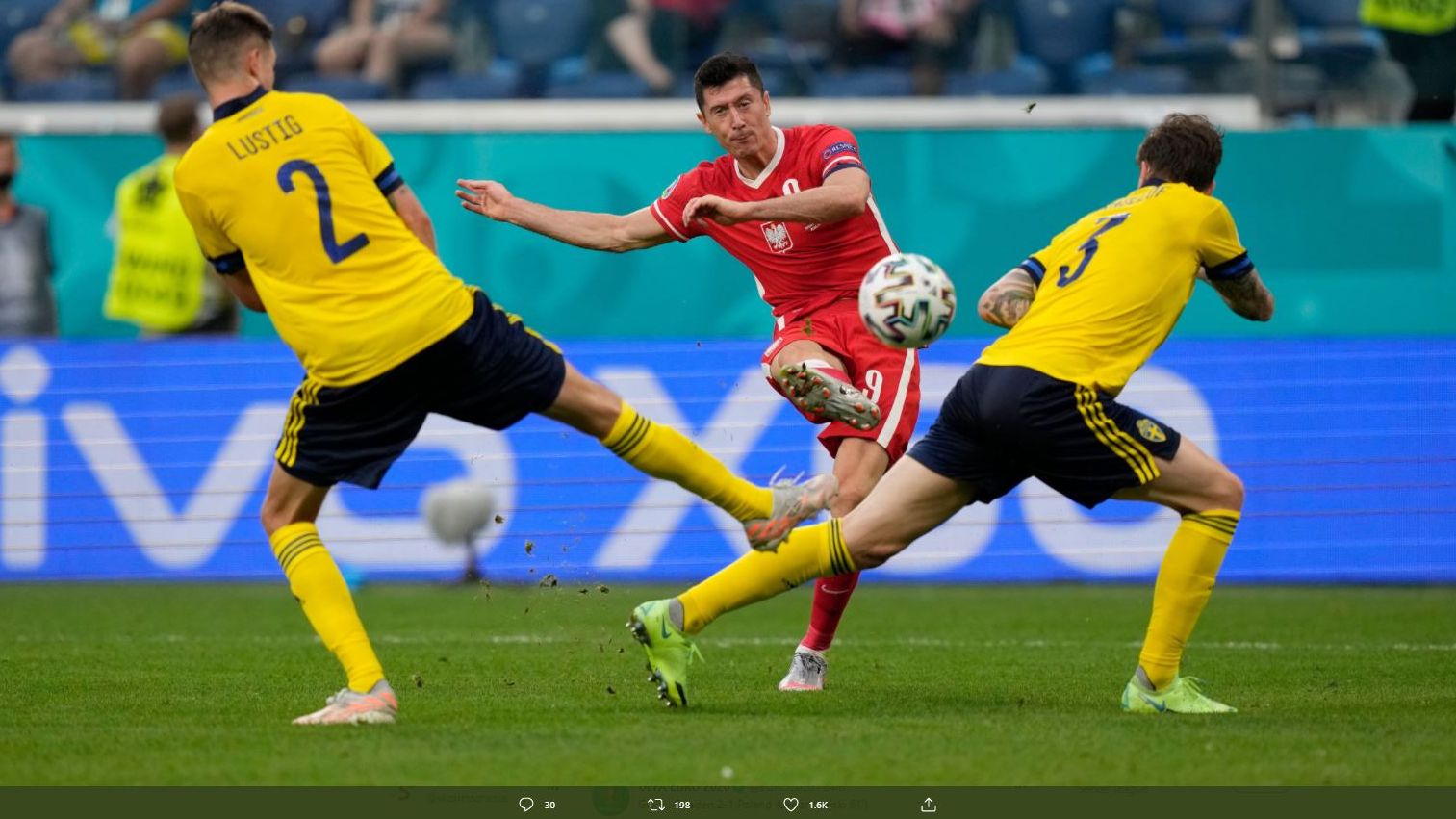 Penyerang Polandia, Robert Lewandowski, saat mencetak gol ke gawang Swedia di Piala Eropa 2020 (Euro 2020).