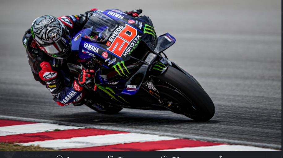 Pembalap Monster Energy Yamaha, Fabio Quartararo, beraksi pada sesi tes MotoGP 2022 di Sirkuit Sepang, Malaysia.