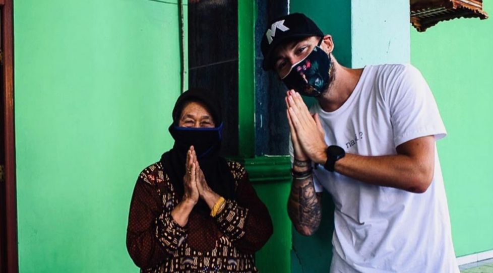 Gelandang Persija, Marc Klok (kanan), melakukan kegiatan sosial di tengah pandemi virus corona di Bali pada Juni 2020 / Media Persija