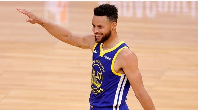 Stephen Curry mencatatkan diri sebagai top skor franchise Warriors dalam ajang NBA melebihi rekor Wilt Chamberlain.