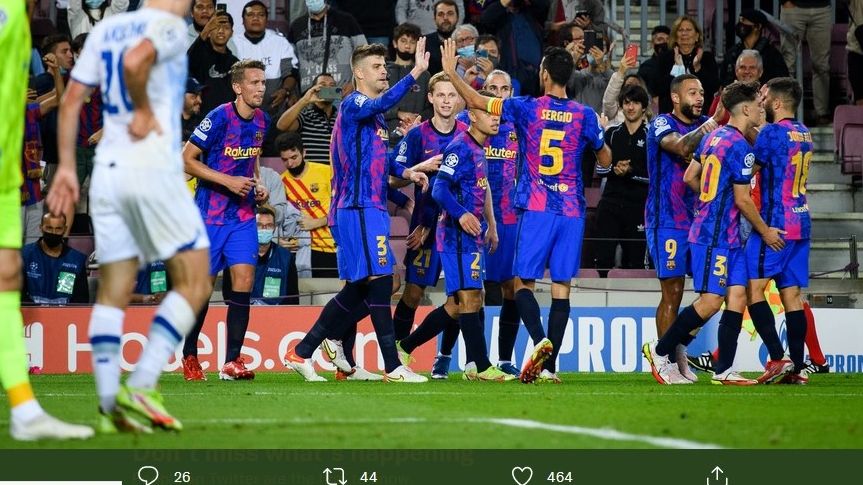 Bek Barcelona, Gerard Pique (kedua dari kiri) merayakan gol dengan rekan setimnya dalam laga lawan Dynamo Kiev, Rabu (20/10/2021) malam WIB.