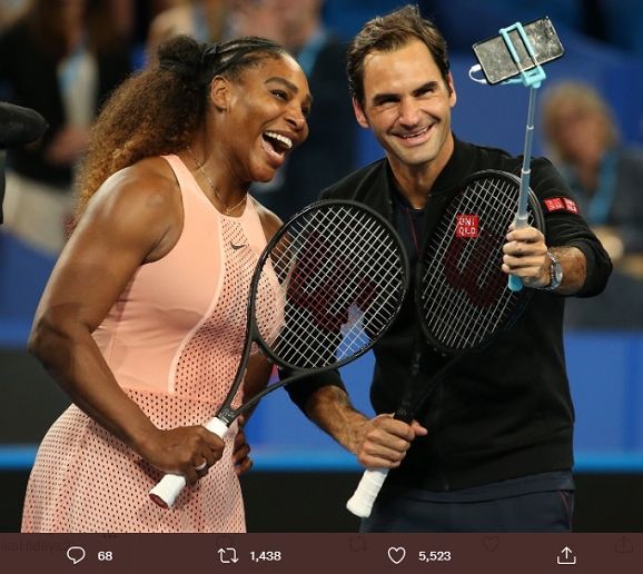 Serena Williams dan Roger Federer melakukan selfie seusai pertandingan bersejarah di turnamen Piala Hopman pada 2019.