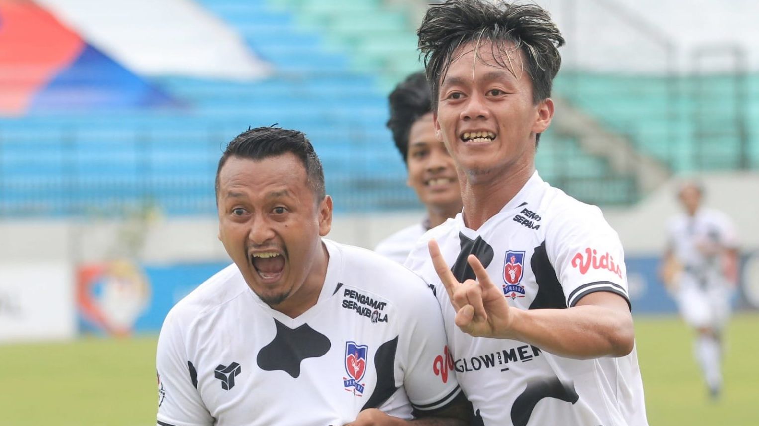 Selebrasi Joko Sasongko (kiri) seusai membuat dua gol bagi Persebi Boyolali ke gawang Persak Kebumen dalam partai semifinal Liga 3 Jawa Tengah 2021, 8 Desember 2021.