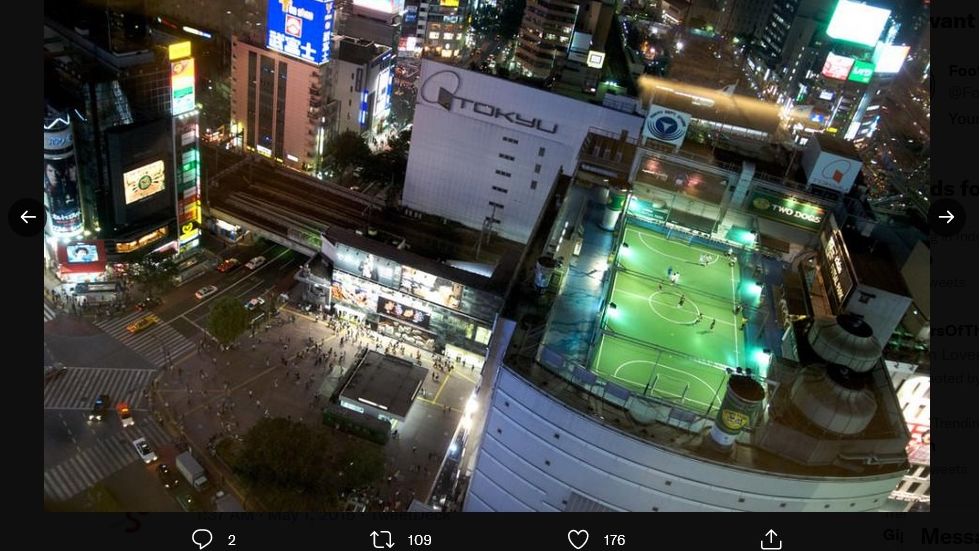 Stadion Adidas Football di atas gedung di Tokyo.