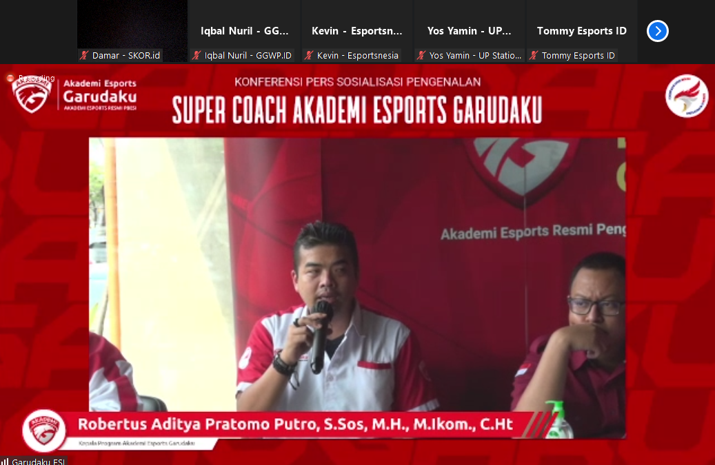 Kepala Program Akademi Esports Garudaku, Robertus Aditya Pratomo Putro, dalam konferensi pers Super Coach Akademi Esports Garudaku