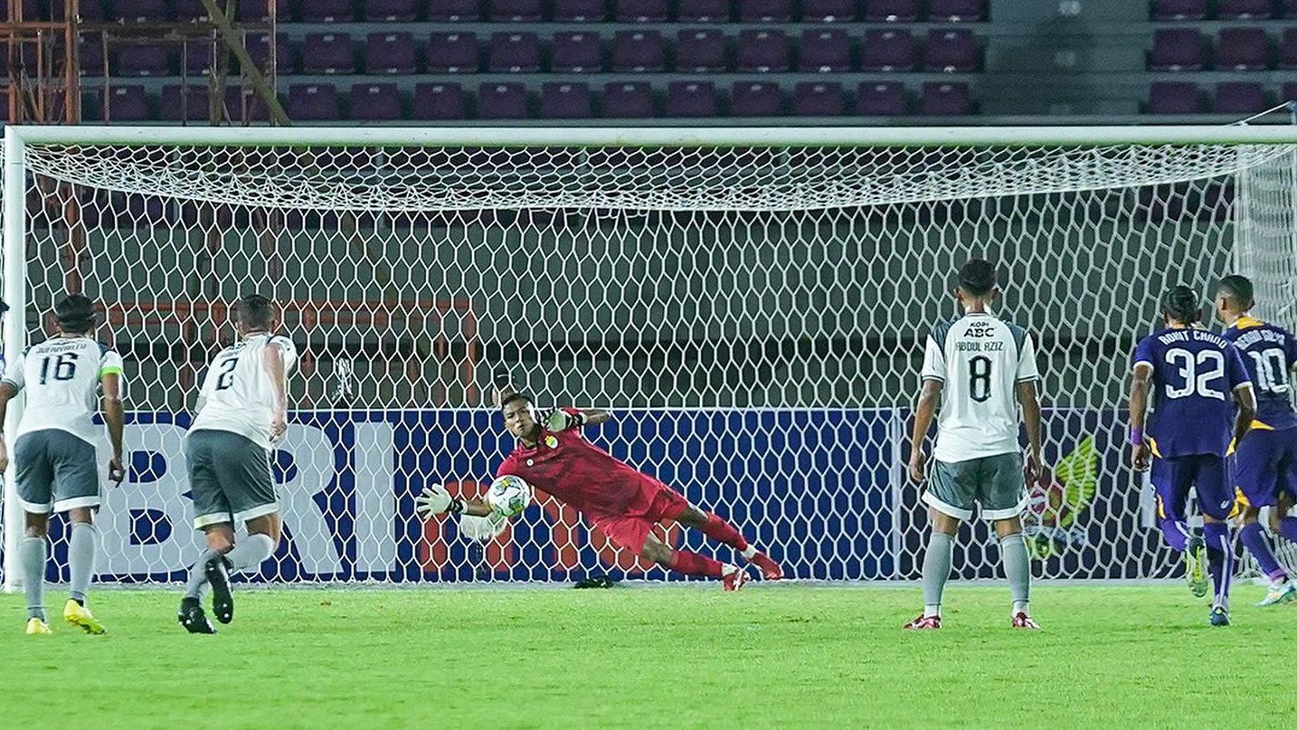 Aksi kiper Persib, Teja Paku Alam (merah) saat menahan sepakan penalti pemain Persik, Renan Silva dalam laga Liga 1 2022-2023, 7 Desember 2022.