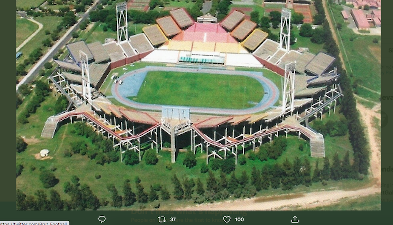 Mmabatho Stadium termasuk salah satu stadion aneh di dunia. 