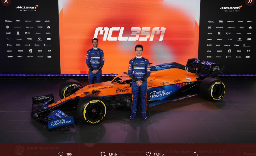 Daniel Ricciardo (kiri) dan Lando Norris (kanan) memperkenalkan mobil baru McLaren, MCL35M, pada Senin (15/2/2021) waktu setempat.