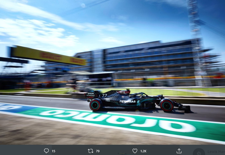 Pembalap Mercedes, Valtteri Bottas, meninggalkan pitlane di Sirkuit Silverstone saat menjalani latihan bebas GP Inggris, beberapa waktu lalu.  