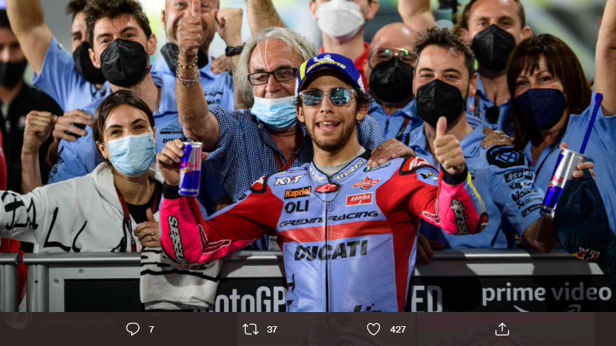 Pembalap Gresini Racing, Enea Bastianini, merayakan keberhasilannya meraih posisi kedua dalam sesi kualifikasi MotoGP Qatar 2022, Sabtu (5/3/2022).