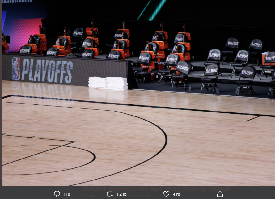 Kursi para pemain dan ofisial Milwaukee Bucks tampak kosong saat gim kelima babak pertama NBA Play-Off 2019-2020 akan digelar pada Rabu (26/8/2020) lalu. Bucks untuk sementara sudah unggul 3-1 atas Orlando Magic.    