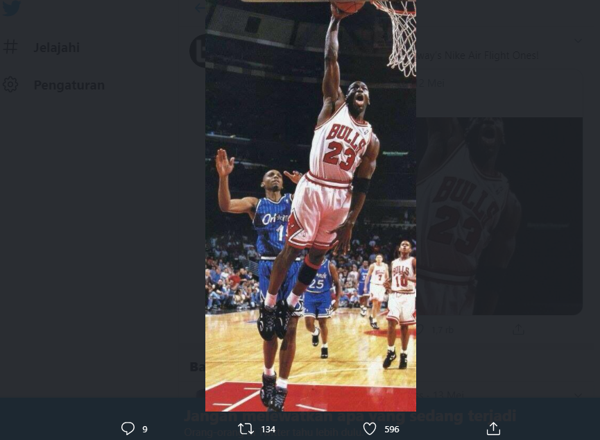 Guard Chicago Bulls, Michael Jordan (kanan), melakukan dunk tanpa bisa ditahan Penny Hardaway, guard Orlando Magic. Pada gim ketiga semifinal Wilayah Timur NBA Play-off 1994-1995 itu, Jordan mengenakan Nike Air Flight Ones, signature shoes Hardaway yang menariknya juga ia pakai dalam laga itu.    