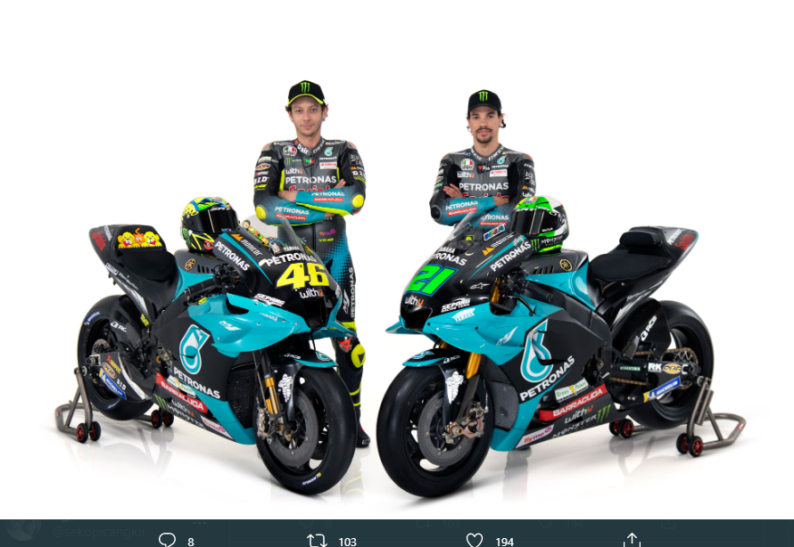 Valentino Rossi (kiri) dan Franco Morbidelli (kanan) dalam acara peluncuran Petronas Yamaha SRT untuk MotoGP 2021, Senin (1/3/2021).