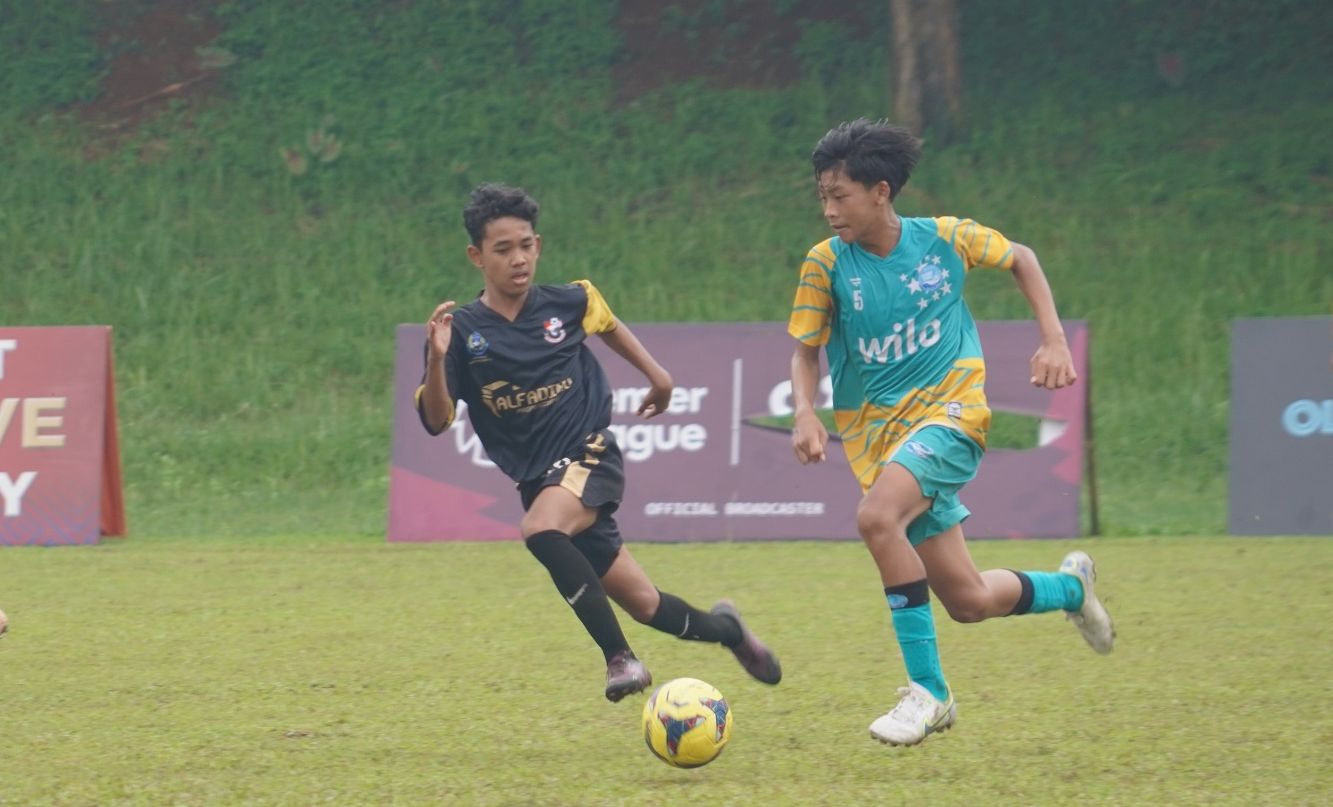Duel pemain Fass Junior (hitam) dan Ocean Stars (hijau) pada lanjutan laga Liga TopSkor U-14 2022-2023.