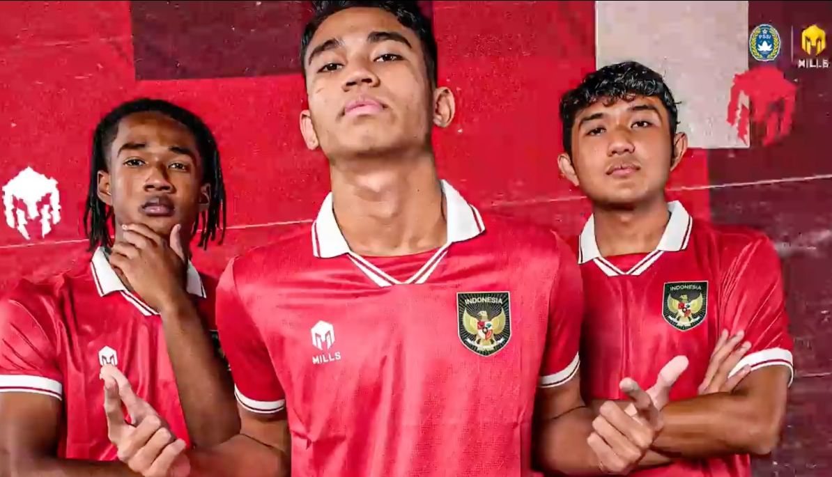 Apparel resmi timnas Indonesia, MILLS, telah resmi merilis jersey kandang terbaru dengan membawa tema &lsquo;Bring Back Glory&rsquo; pada Rabu (29/6/2022).