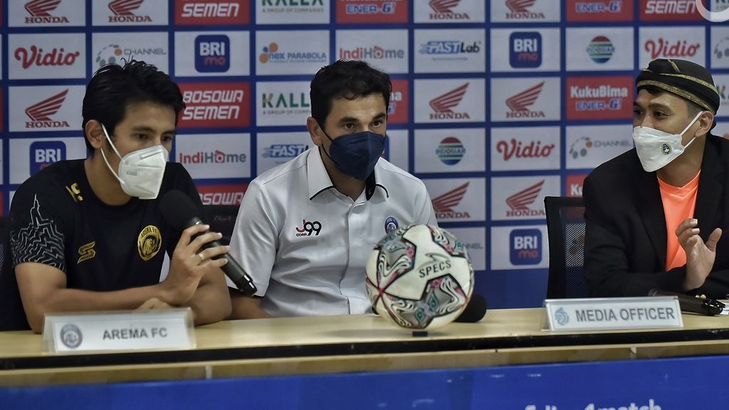 Pelatih Arema FC, Eduardo Almeida (tengah) bersama kapten Hanif Sjahbandi (kiri) dalam jumpa pers pascalaga lawan PSM Makassar dalam partai pekan pertama Liga 1 2021-2022, 5 September 2021.