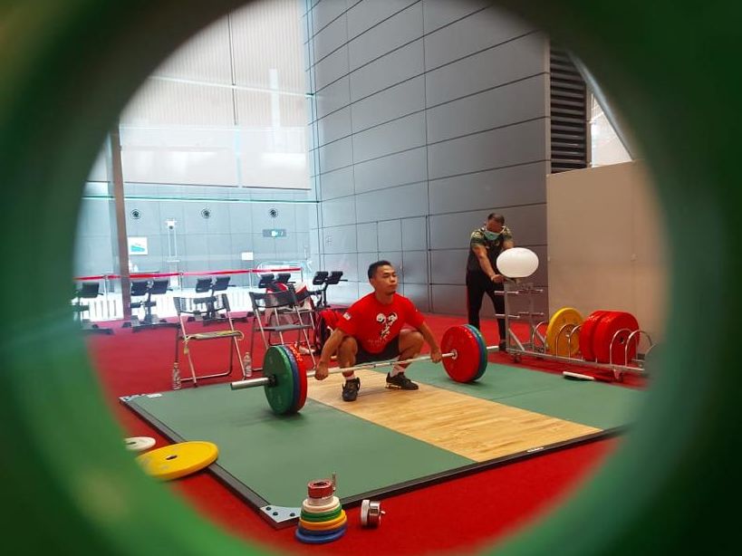 Lifter putra Indonesia, Eko Yuli Irawan, berlatih di Tokyo International Forum jelang Olimpiade Tokyo 2020.