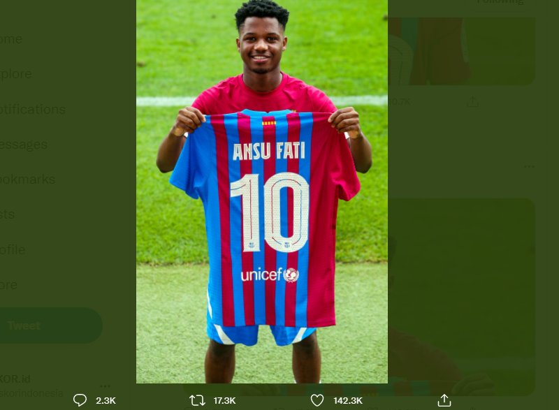 Wonderkid Barcelona, Ansu Fati saat memamerkan nomor seragam barunya di Barca.