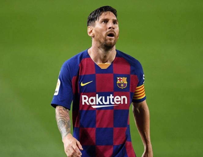 Penyerang Barcelona, Lionel Messi, terlihat kecewa setelah timnya kalah dari Osasuna dalam duel Liga Spanyol di Stadion Camp Nou, Kamis 16 Juli 2020.