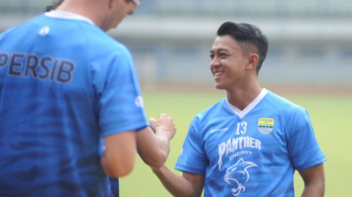 Febri Hariyadi bergabung dalam latihan sesi pagi Persib Bandung di Stadion Gelora Bandung Lautan Api, Kota Bandung pada 18 Agustus 2020.
