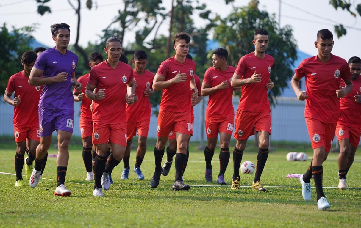 Pemain Persija menjalani latihan setelah lebih dari empat bulan latihan mandiri, di Lapangan PSAU TNI AU, Halim Perdanakusum, Jakarta Timur pada 19 Agustus 2020.