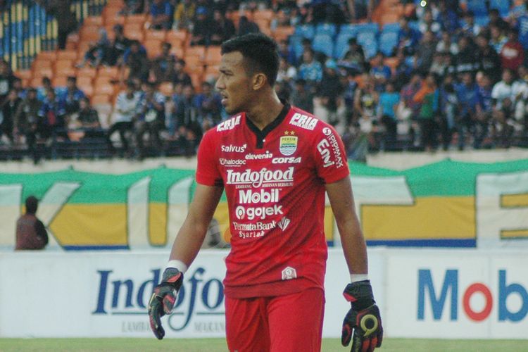 Teja Paku Alam, kiper Persib, mengawasi permainan tim dengan seksama di Stadion Si Jalak Harupat, Soreang, Bandung pada Februari 2020.