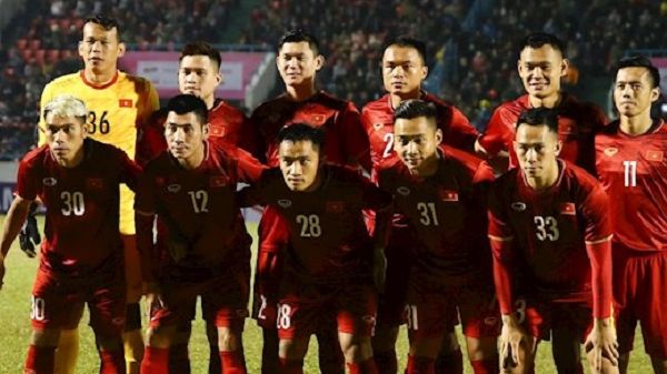 Starter timnas Vietnam berpose sebelum meladeni sang adik Vietnam U-22 pada uji coba internal di Stadion Cam Pha, 23 Desember 2020.