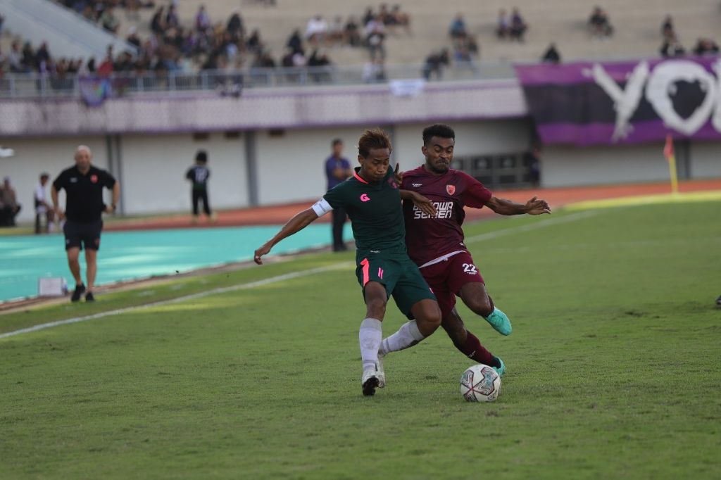 Gelandang PSM Makassar, Yakob Sayuri (kanan) berebut bola dengan kapten sekaligus bek Persita, Mohammad Toha dalam uji coba di Indomilk Arena, Kabupaten Tangerang pada 1 Juni 2022.