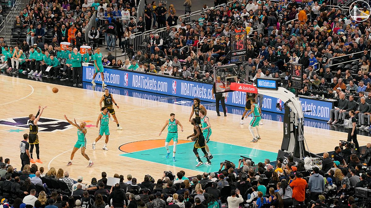 Laga musim reguler NBA 2022-2023 antara San Antonio Spurs vs Golden State Warriors yang berlangsung di The Alamodome pada Sabtu (14/1/2023) WIB berhasil memecahkan rekor NBA.
