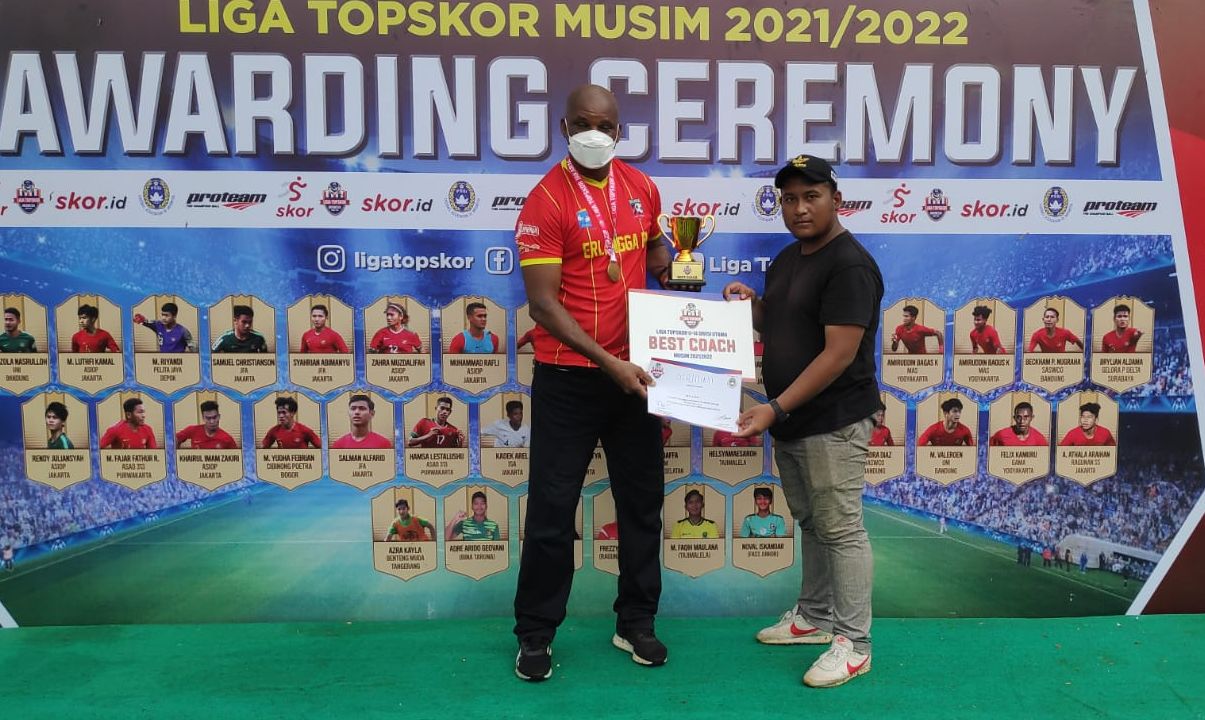 Pelatih Erlangga FC U-14, Denimar Carlos (kiri) meraih gelar best coach Liga TopSkor U-14 2021-2022 Divis Utama