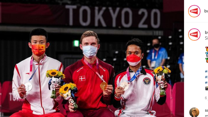 Viktor Axelsen (tengah) meraih medali emas Olimpiade Tokyo diapit Chen Long dengan medali perak (kiri) dan Anthony Sinisuka dengan medali perunggu.