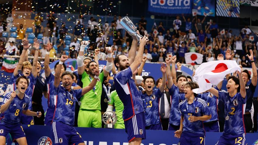 Para pemain timnas futsal Jepang merayakan keberhasilan menjuarai Piala Asia Futsal 2022 di Kuwait, Oktober 2022.