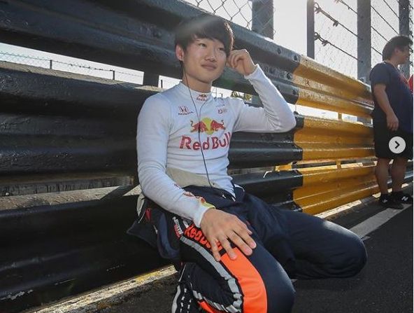 Pembalap Carlin yang juga bagian dari Red Bull Junior Team, Yuki Tsunoda, berlaga di ajang Formula 2.