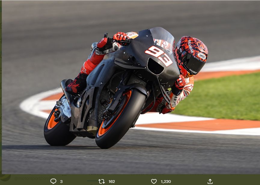 Pembalap tim pabrikan Repsol Honda Marc Marquez tampak menguji Honda RC213V terbaru untuk MotoGP 2023 pada tes di Valencia, Spanyol, Selasa (8/11/2022).