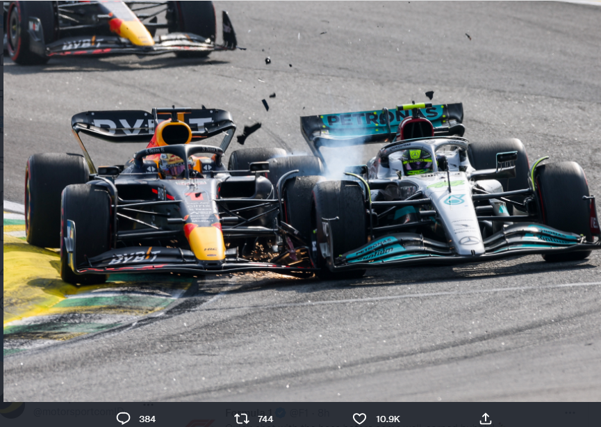 Max Verstappen (Red Bull) yang berada di sisi dalam Tikungan 2 Sirkuit Interlagos bersenggolan dengan Lewis Hamilton (Mercedes) pada lomba F1 GP Sao Paulo, Minggu (13/11/2022).
