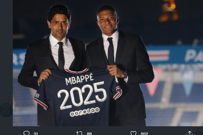 Kylian Mbappe (kanan) berpose dengan Presiden PSG di depan menara Eiffel setelah perpanjang kontrak hingga 2025.