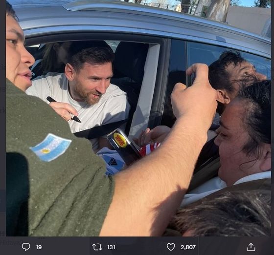 Para penggemar sepak bola Argentina berebut mendapatkan tanda tangan dan foto bersama Lionel Messi.