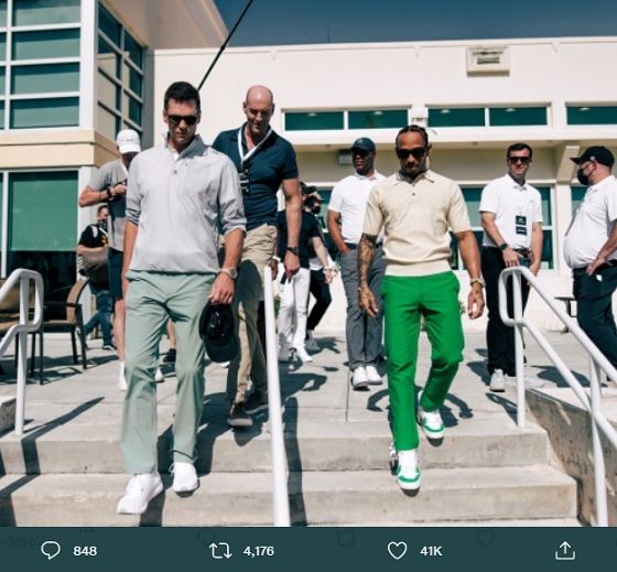 Tom Brady (kiri) dan Lewis Hamilton (celana hijau) berjalan menuju lapangan Miami Beach Golf Club pada hari Rabu.