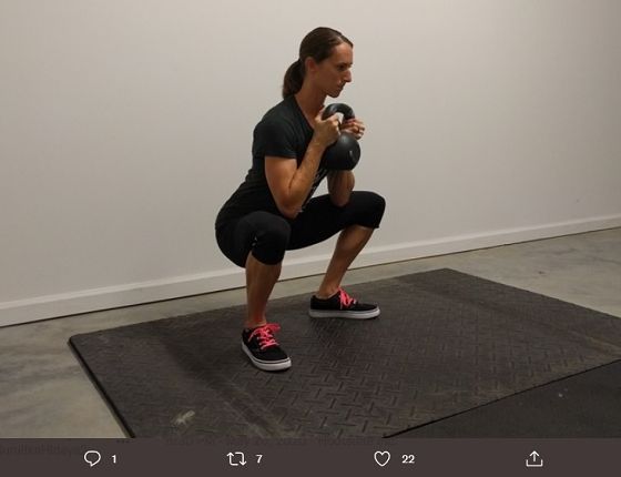 Ilustrasi goblet squat atau melakukan latihan jongkok dengan membawa beban.
