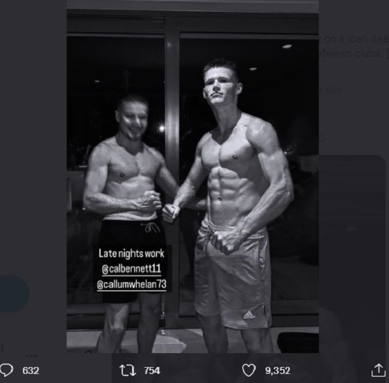 Scott McTominay (kanan) memamerkan tubuh kekar dan perut six pack sebagai hasil dari latihan gym selama musim panas.