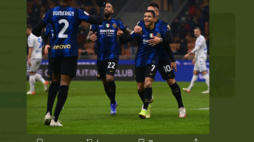 Penyerang Inter Milan Alexis Sanchez (kedua dari kanan) merayakan golnya ke gawang Empoli, Kamis (20/1/2022).